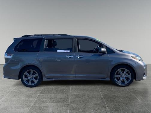 2020 Toyota Sienna SE