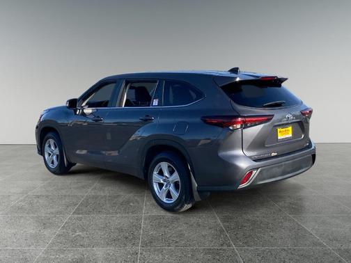 Magnetic Gray Metallic 2024 Toyota Highlander LE