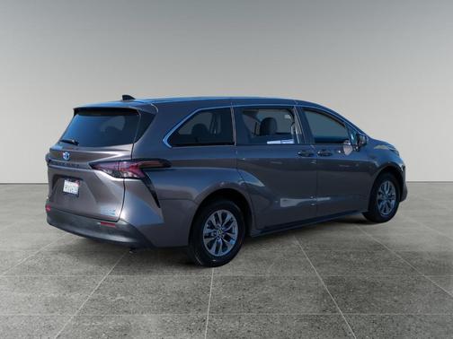 2024 Toyota Sienna LE