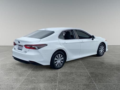 2022 Toyota Camry Hybrid LE