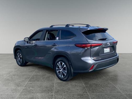 Moon Dust 2023 Toyota Highlander XLE