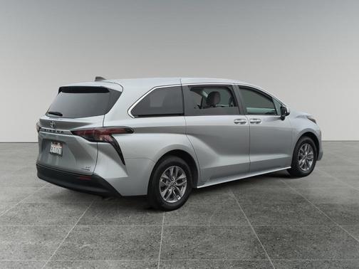 2024 Toyota Sienna LE