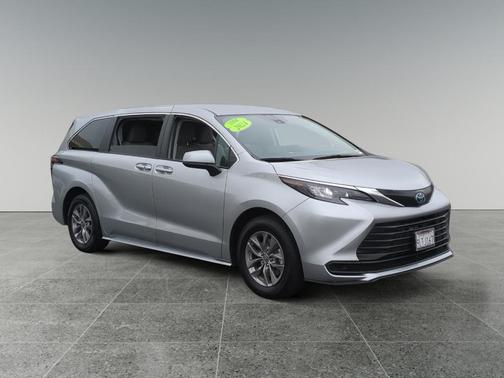 2024 Toyota Sienna LE