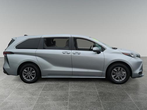 2024 Toyota Sienna LE
