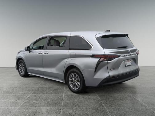 2024 Toyota Sienna LE