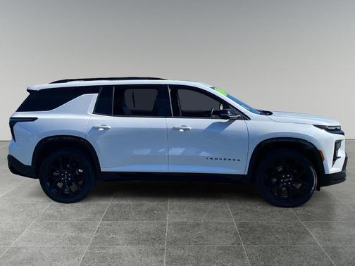 Iridescent Pearl Tricoat 2024 Chevrolet Traverse RS