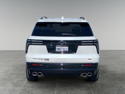 Iridescent Pearl Tricoat 2024 Chevrolet Traverse RS