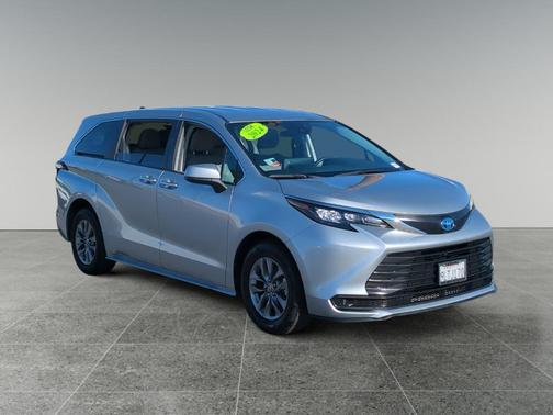 2024 Toyota Sienna LE