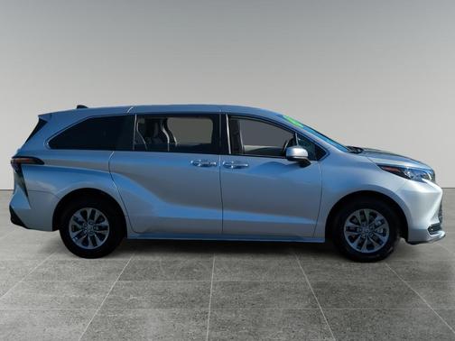 2024 Toyota Sienna LE