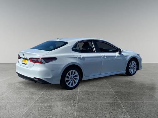Ice 2022 Toyota Camry LE