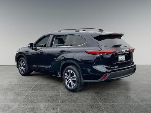 Midnight Black 2023 Toyota Highlander XLE