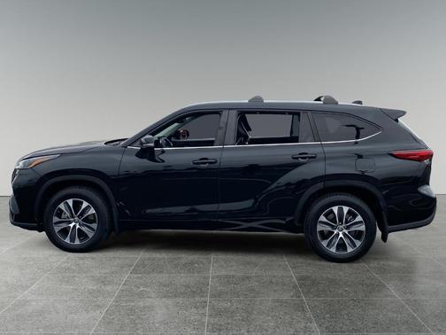 Midnight Black 2023 Toyota Highlander XLE