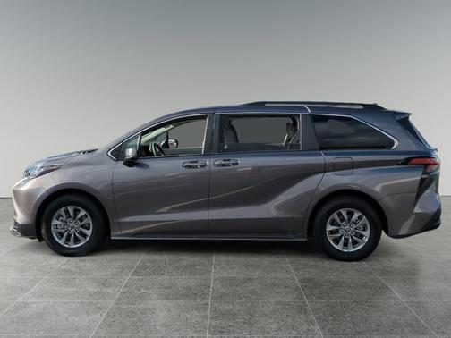 2022 Toyota Sienna LE