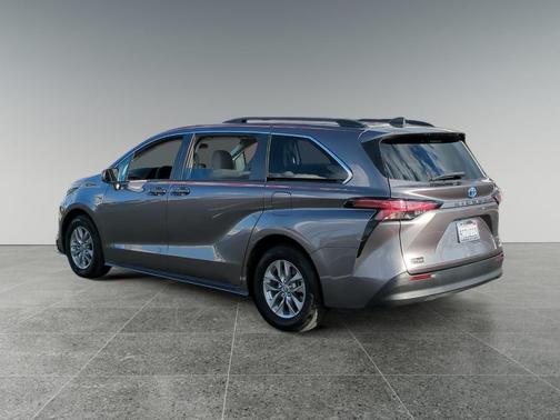 2022 Toyota Sienna LE