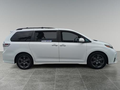 2020 Toyota Sienna SE