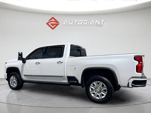 Iridescent Pearl Tricoat 2024 Chevrolet Silverado 2500 High Country