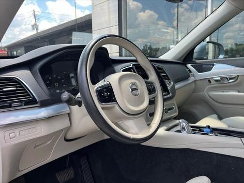 2016 Volvo XC90 Hybrid T8 Momentum