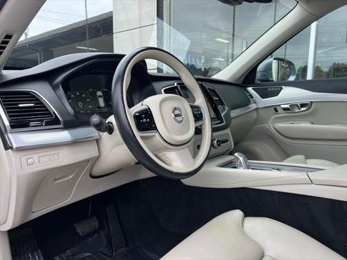 2016 Volvo XC90 Hybrid T8 Momentum