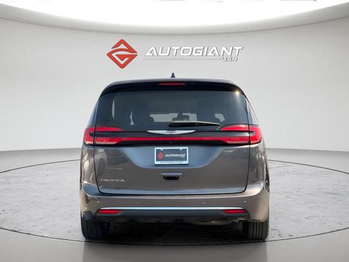 Granite Crystal Metallic Clearcoat 2023 Chrysler Pacifica Touring L