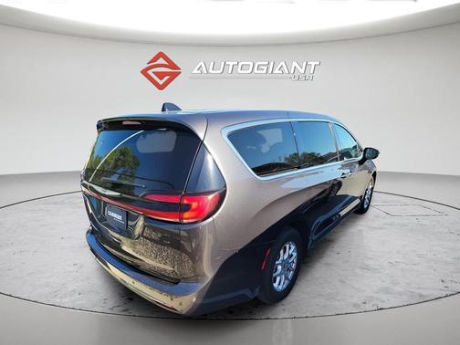 Granite Crystal Metallic Clearcoat 2023 Chrysler Pacifica Touring L