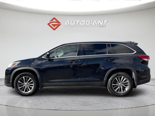 Midnight Black Metallic 2019 Toyota Highlander XLE