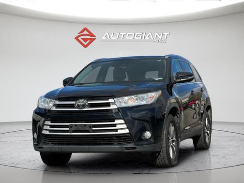 Midnight Black Metallic 2019 Toyota Highlander XLE