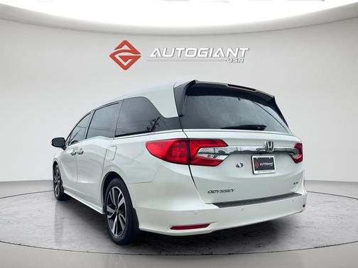 White Diamond Pearl 2019 Honda Odyssey Elite