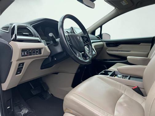 White Diamond Pearl 2019 Honda Odyssey Elite