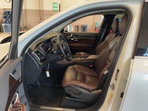 2019 Volvo XC90 T6 Momentum