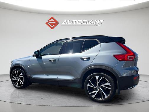Gray Metallic 2019 Volvo XC40 T5 R-Design