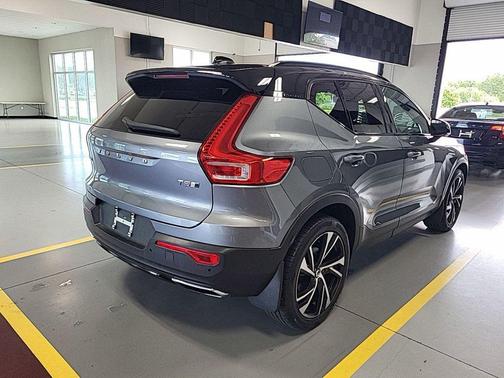 Gray Metallic 2019 Volvo XC40 T5 R-Design
