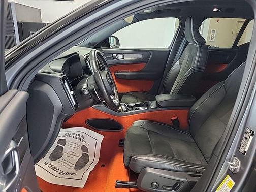 Gray Metallic 2019 Volvo XC40 T5 R-Design