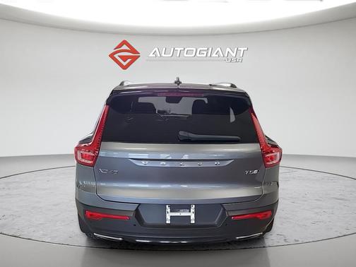 Gray Metallic 2019 Volvo XC40 T5 R-Design