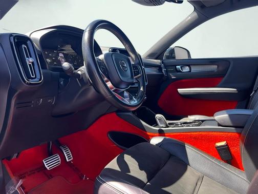 Gray Metallic 2019 Volvo XC40 T5 R-Design