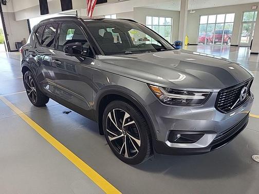 Gray Metallic 2019 Volvo XC40 T5 R-Design