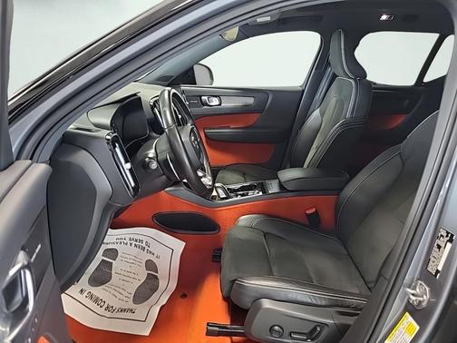 Gray Metallic 2019 Volvo XC40 T5 R-Design