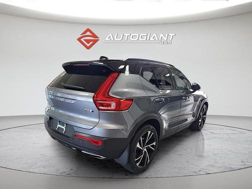 Gray Metallic 2019 Volvo XC40 T5 R-Design