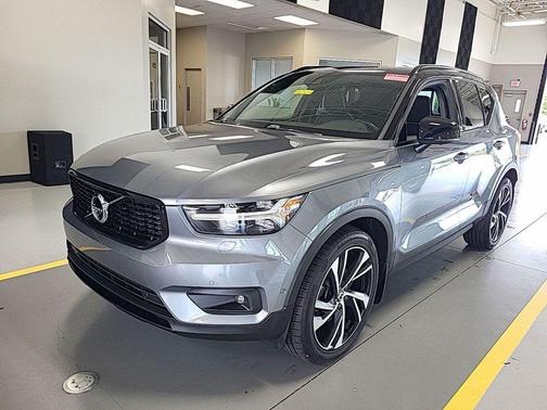 Gray Metallic 2019 Volvo XC40 T5 R-Design