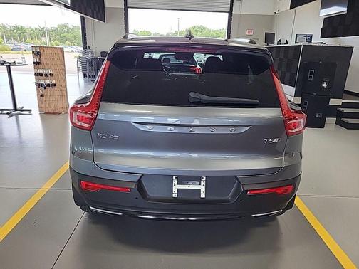 Gray Metallic 2019 Volvo XC40 T5 R-Design