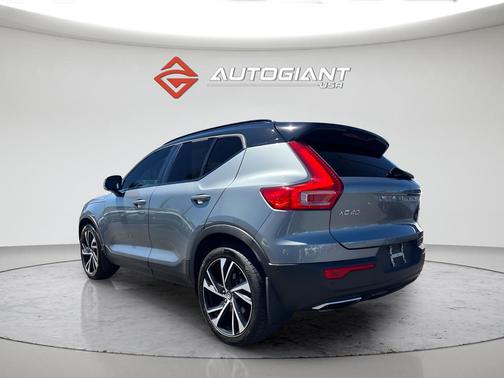Gray Metallic 2019 Volvo XC40 T5 R-Design