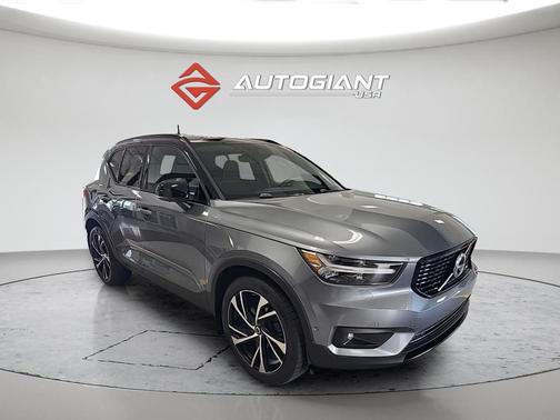 Gray Metallic 2019 Volvo XC40 T5 R-Design