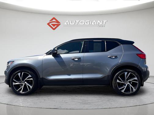 Gray Metallic 2019 Volvo XC40 T5 R-Design