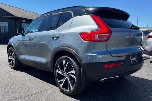 Gray Metallic 2019 Volvo XC40 T5 R-Design