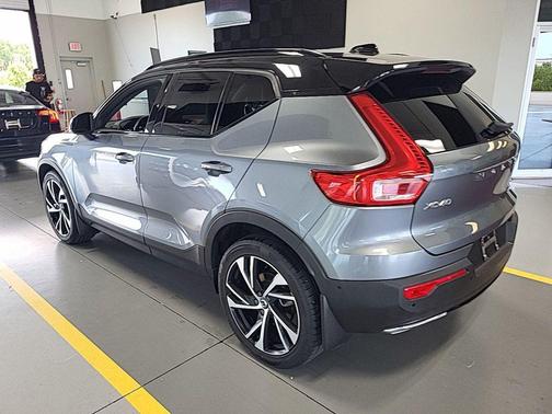 Gray Metallic 2019 Volvo XC40 T5 R-Design