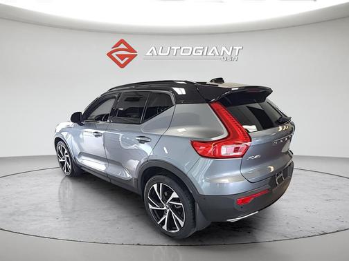 Gray Metallic 2019 Volvo XC40 T5 R-Design