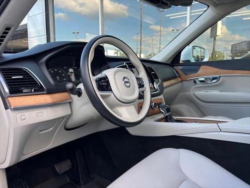 2022 Volvo XC90 T5 Momentum