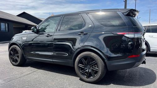Black 2018 Land Rover Discovery SE