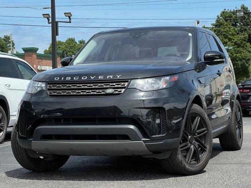 Black 2018 Land Rover Discovery SE