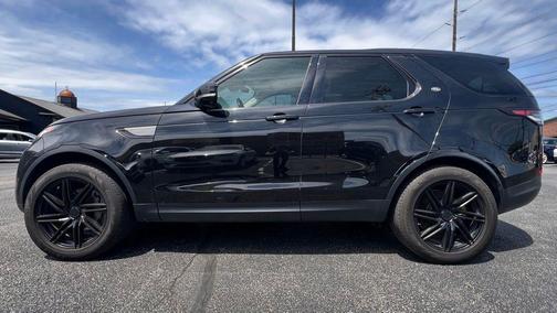 Black 2018 Land Rover Discovery SE