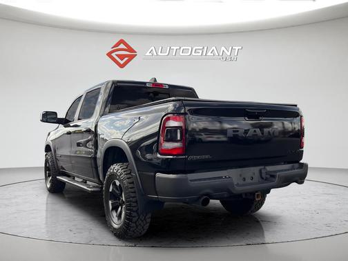 Diamond Black Crystal Pearlcoat 2019 RAM 1500 Rebel